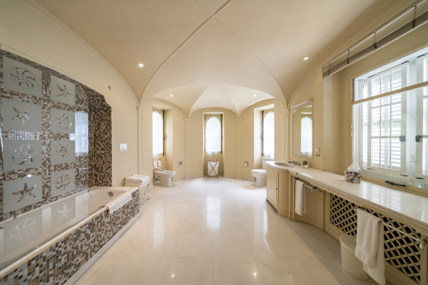 villa in Cap d'Antibes : Rent this exceptional domaine from the 1920's - 9 bedrooms, tennis court, large swimming pool, fitness room. - Photo 19