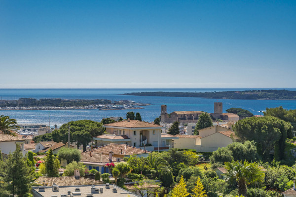 villa in Cannes : Rent this brand new modern villa in Cannes Croix des Gardes with a stuning 180 degree sea view - Photo 3