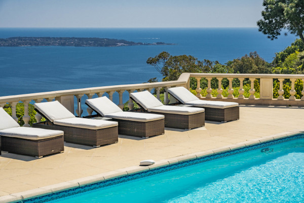 villa in Cannes : Rent this 8 bedrooms with an amazing view of  the Cap d'Antibes and Golfe Juan bay. - Photo 47