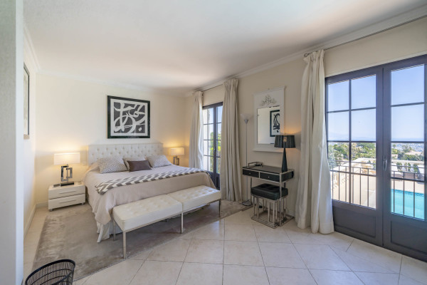 villa in Cannes : Rent this 8 bedrooms with an amazing view of  the Cap d'Antibes and Golfe Juan bay. - Photo 16