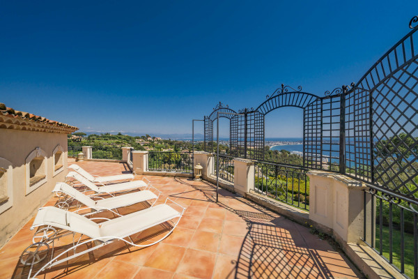 villa in Cannes : Rent this 8 bedrooms with an amazing view of  the Cap d'Antibes and Golfe Juan bay. - Photo 41