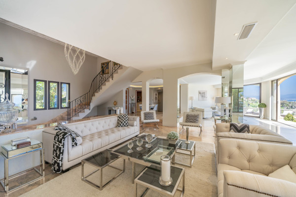 villa in Cannes : Rent this 8 bedrooms with an amazing view of  the Cap d'Antibes and Golfe Juan bay. - Photo 9
