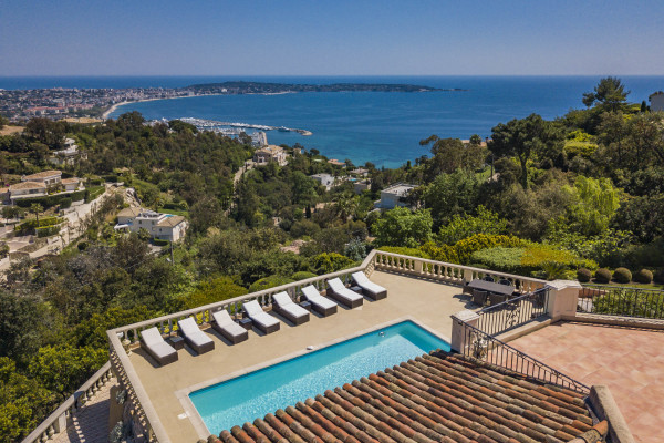 villa in Cannes : Rent this 8 bedrooms with an amazing view of  the Cap d'Antibes and Golfe Juan bay. - Photo 53
