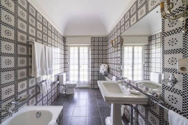 villa in Cap d'Antibes : Rent this exceptional domaine from the 1920's - 9 bedrooms, tennis court, large swimming pool, fitness room. - Photo 37