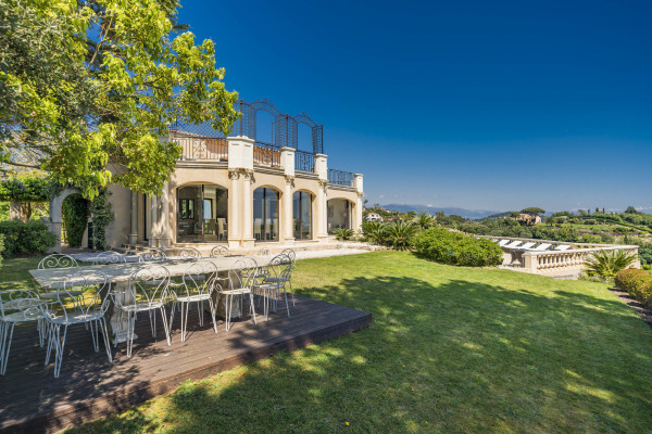 villa in Cannes : Rent this 8 bedrooms with an amazing view of  the Cap d'Antibes and Golfe Juan bay. - Photo 5