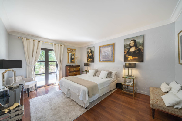 villa in Cannes : Rent this 8 bedrooms with an amazing view of  the Cap d'Antibes and Golfe Juan bay. - Photo 32