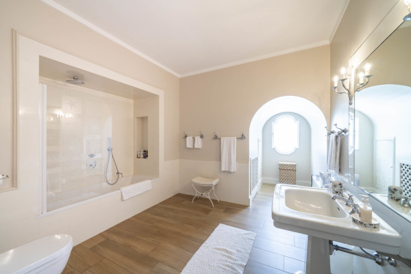 villa in Cap d'Antibes : Rent this exceptional domaine from the 1920's - 9 bedrooms, tennis court, large swimming pool, fitness room. - Photo 23