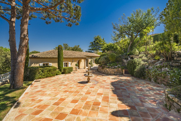 villa in Cannes : Rent this 8 bedrooms with an amazing view of  the Cap d'Antibes and Golfe Juan bay. - Photo 42