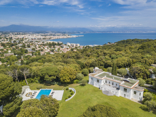 villa in Cap d'Antibes : Rent this exceptional domaine from the 1920's - 9 bedrooms, tennis court, large swimming pool, fitness room. - Photo 44