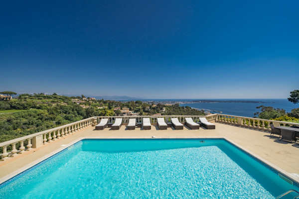 villa in Cannes : Rent this 8 bedrooms with an amazing view of  the Cap d'Antibes and Golfe Juan bay. - Photo 1