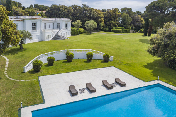 villa in Cap d'Antibes : Rent this exceptional domaine from the 1920's - 9 bedrooms, tennis court, large swimming pool, fitness room. - Photo 45