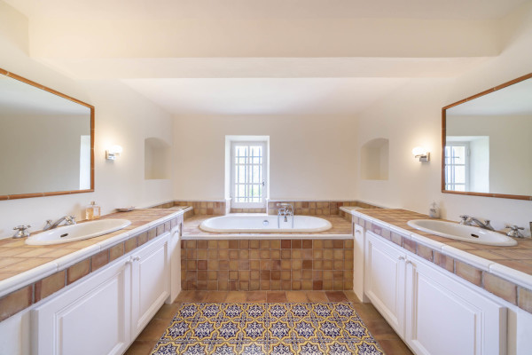 villa in Grasse : Rent this 8 bedrooms provencal villa between Valbonne and Grasse, perfect for family holidays. - Photo 16