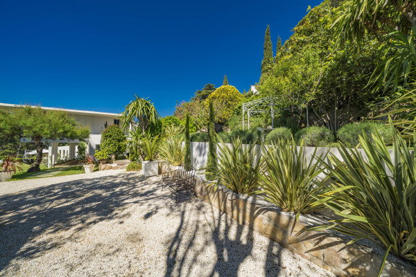 villa in Cannes : Rent this brand new modern villa in Cannes Croix des Gardes with a stuning 180 degree sea view - Photo 35