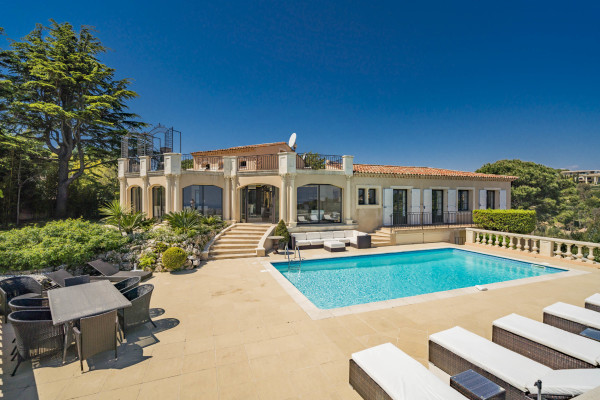 villa in Cannes : Rent this 8 bedrooms with an amazing view of  the Cap d'Antibes and Golfe Juan bay. - Photo 48