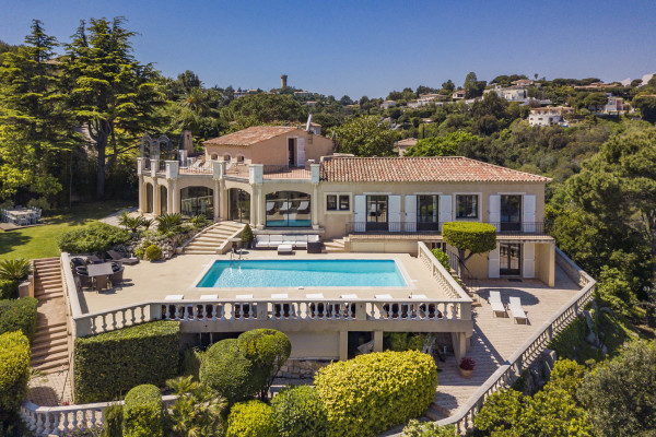 villa in Cannes : Rent this 8 bedrooms with an amazing view of  the Cap d'Antibes and Golfe Juan bay. - Photo 0