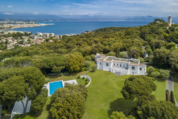 villa in Cap d'Antibes : Rent this exceptional domaine from the 1920's - 9 bedrooms, tennis court, large swimming pool, fitness room. - Photo 39