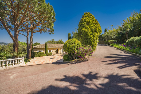 villa in Cannes : Rent this 8 bedrooms with an amazing view of  the Cap d'Antibes and Golfe Juan bay. - Photo 43