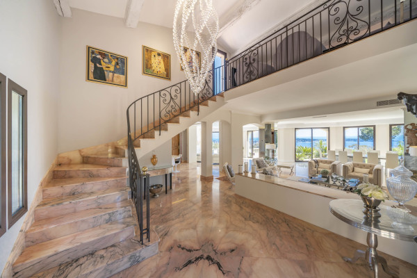 villa in Cannes : Rent this 8 bedrooms with an amazing view of  the Cap d'Antibes and Golfe Juan bay. - Photo 6