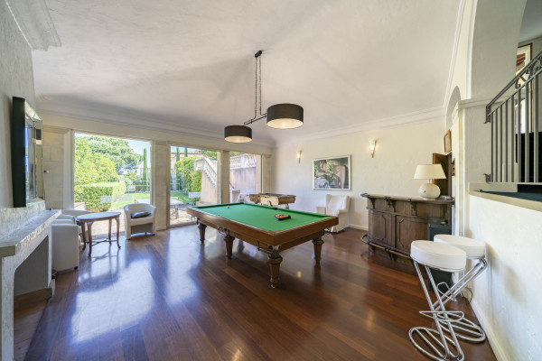 villa in Cannes : Rent this 8 bedrooms with an amazing view of  the Cap d'Antibes and Golfe Juan bay. - Photo 31