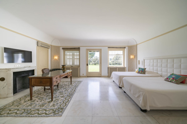 villa in Cap d'Antibes : Rent this exceptional domaine from the 1920's - 9 bedrooms, tennis court, large swimming pool, fitness room. - Photo 18