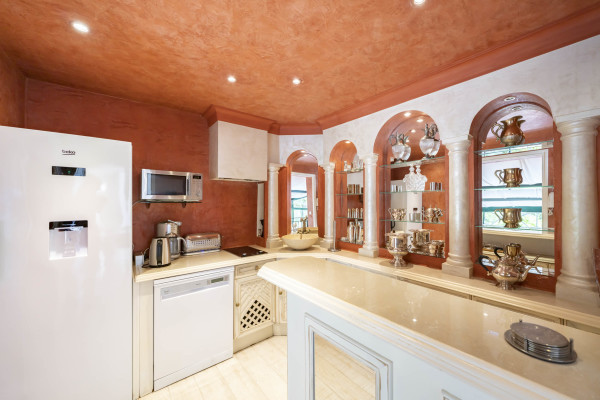 villa in Cannes : Rent this 8 bedrooms with an amazing view of  the Cap d'Antibes and Golfe Juan bay. - Photo 21