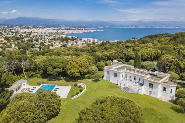 villa in Cap d'Antibes : Rent this exceptional domaine from the 1920's - 9 bedrooms, tennis court, large swimming pool, fitness room. - Photo 47