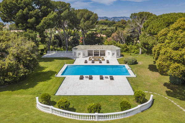 villa in Cap d'Antibes : Rent this exceptional domaine from the 1920's - 9 bedrooms, tennis court, large swimming pool, fitness room. - Photo 48