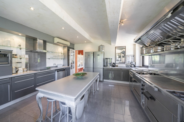 villa in Cannes : Rent this 8 bedrooms with an amazing view of  the Cap d'Antibes and Golfe Juan bay. - Photo 17