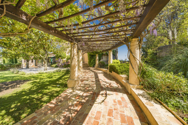 villa in Cannes : Rent this 8 bedrooms with an amazing view of  the Cap d'Antibes and Golfe Juan bay. - Photo 24