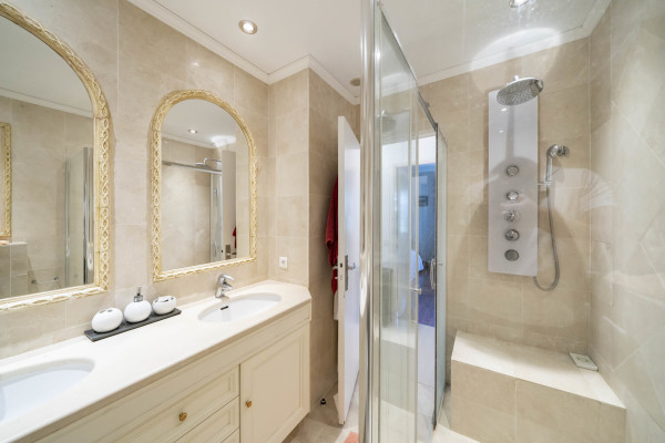 villa in Cannes : Rent this 8 bedrooms with an amazing view of  the Cap d'Antibes and Golfe Juan bay. - Photo 30