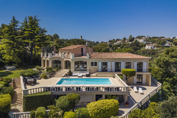 villa in Cannes : Rent this 8 bedrooms with an amazing view of  the Cap d'Antibes and Golfe Juan bay. - Photo 49
