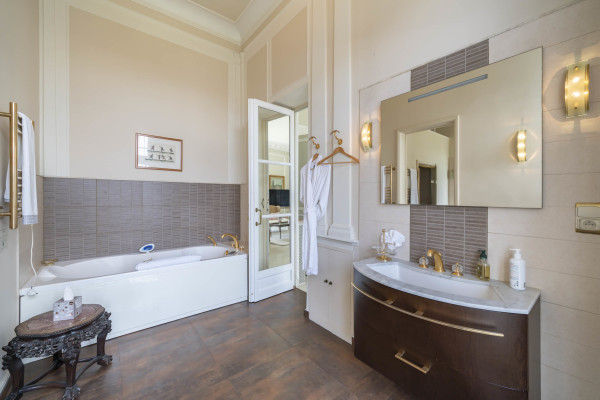 villa in Cap d'Antibes : Rent this exceptional domaine from the 1920's - 9 bedrooms, tennis court, large swimming pool, fitness room. - Photo 14