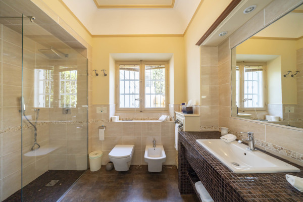 villa in Cap d'Antibes : Rent this exceptional domaine from the 1920's - 9 bedrooms, tennis court, large swimming pool, fitness room. - Photo 17