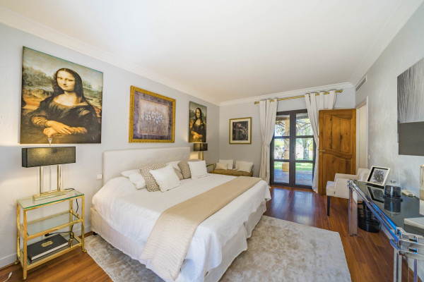 villa in Cannes : Rent this 8 bedrooms with an amazing view of  the Cap d'Antibes and Golfe Juan bay. - Photo 35