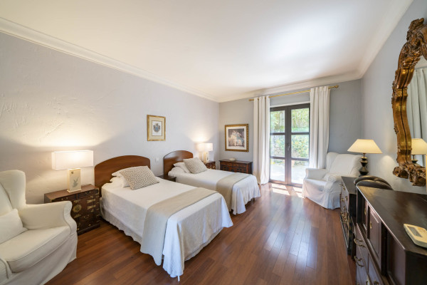 villa in Cannes : Rent this 8 bedrooms with an amazing view of  the Cap d'Antibes and Golfe Juan bay. - Photo 36