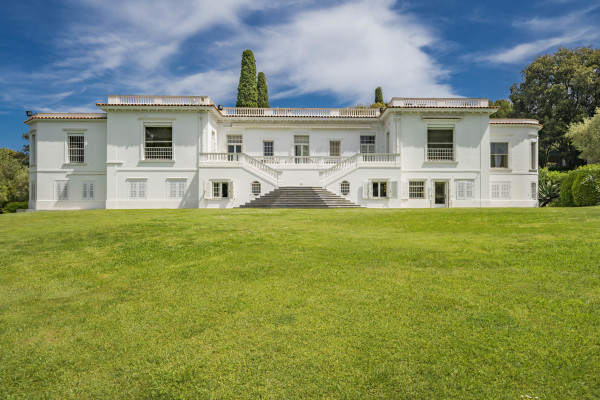 villa in Cap d'Antibes : Rent this exceptional domaine from the 1920's - 9 bedrooms, tennis court, large swimming pool, fitness room. - Photo 2