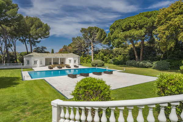villa in Cap d'Antibes : Rent this exceptional domaine from the 1920's - 9 bedrooms, tennis court, large swimming pool, fitness room. - Photo 1