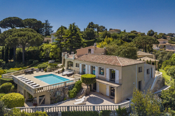 villa in Cannes : Rent this 8 bedrooms with an amazing view of  the Cap d'Antibes and Golfe Juan bay. - Photo 50