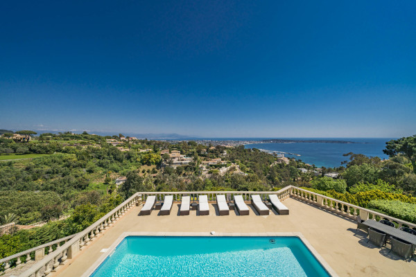 villa in Cannes : Rent this 8 bedrooms with an amazing view of  the Cap d'Antibes and Golfe Juan bay. - Photo 46
