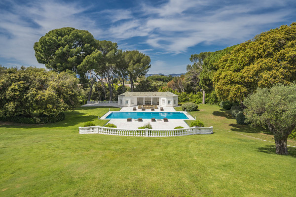 villa in Cap d'Antibes : Rent this exceptional domaine from the 1920's - 9 bedrooms, tennis court, large swimming pool, fitness room. - Photo 40