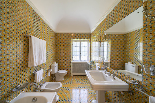 villa in Cap d'Antibes : Rent this exceptional domaine from the 1920's - 9 bedrooms, tennis court, large swimming pool, fitness room. - Photo 35