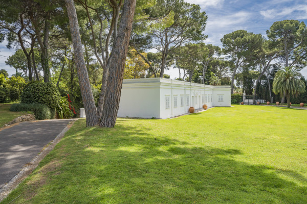 villa in Cap d'Antibes : Rent this exceptional domaine from the 1920's - 9 bedrooms, tennis court, large swimming pool, fitness room. - Photo 32