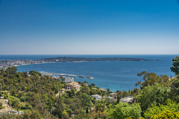 villa in Cannes : Rent this 8 bedrooms with an amazing view of  the Cap d'Antibes and Golfe Juan bay. - Photo 45