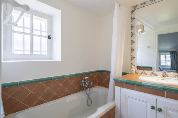 villa in Grasse : Rent this 8 bedrooms provencal villa between Valbonne and Grasse, perfect for family holidays. - Photo 21
