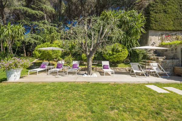 villa in Cannes : Rent this brand new modern villa in Cannes Croix des Gardes with a stuning 180 degree sea view - Photo 2