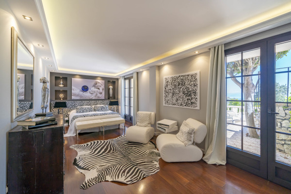 villa in Cannes : Rent this 8 bedrooms with an amazing view of  the Cap d'Antibes and Golfe Juan bay. - Photo 14