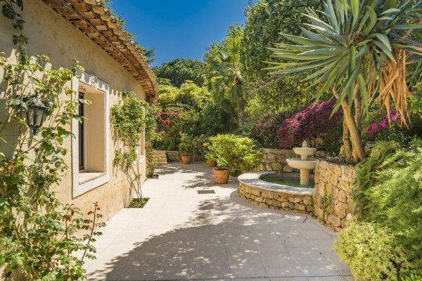 villa in Cannes : Rent this 8 bedrooms with an amazing view of  the Cap d'Antibes and Golfe Juan bay. - Photo 25