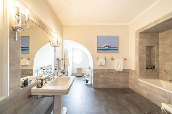 villa in Cap d'Antibes : Rent this exceptional domaine from the 1920's - 9 bedrooms, tennis court, large swimming pool, fitness room. - Photo 22