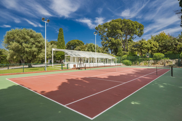 villa in Cap d'Antibes : Rent this exceptional domaine from the 1920's - 9 bedrooms, tennis court, large swimming pool, fitness room. - Photo 29