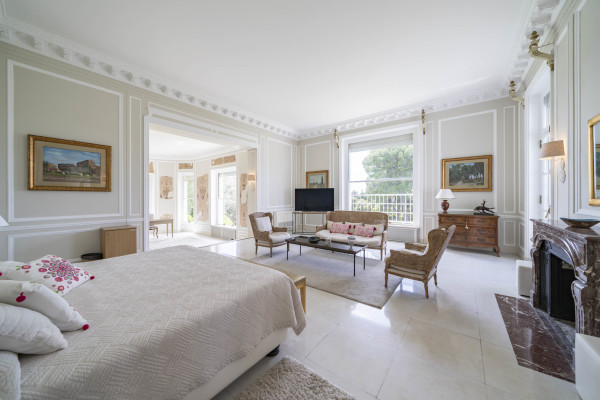 villa in Cap d'Antibes : Rent this exceptional domaine from the 1920's - 9 bedrooms, tennis court, large swimming pool, fitness room. - Photo 9